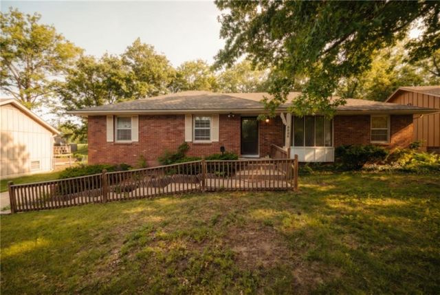 6820 Wildwood Drive, Raytown, MO 64133