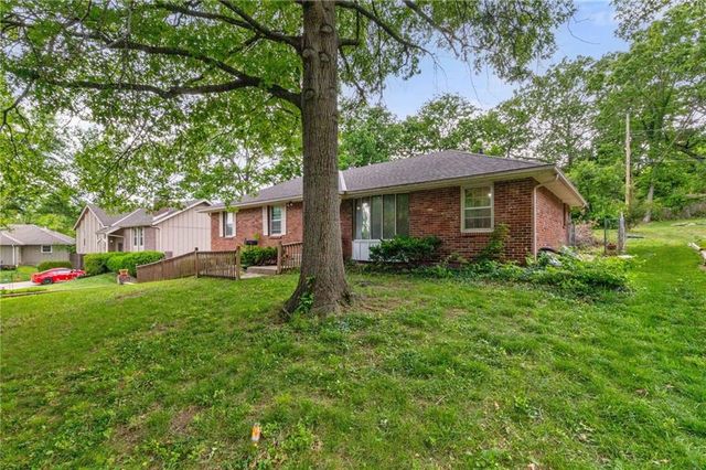 6820 Wildwood Drive, Raytown, MO 64133
