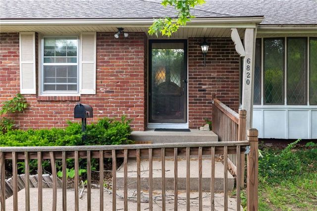 6820 Wildwood Drive, Raytown, MO 64133