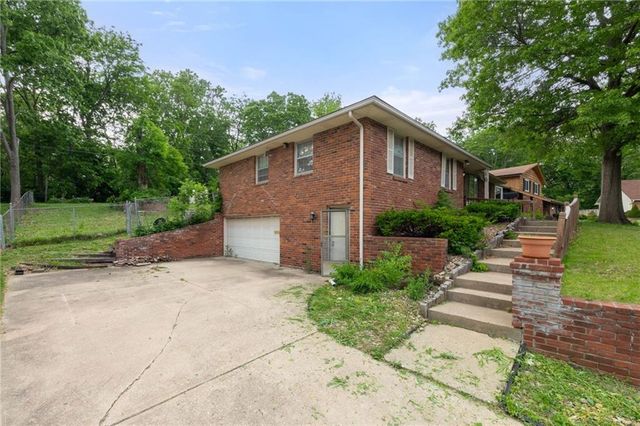 6820 Wildwood Drive, Raytown, MO 64133