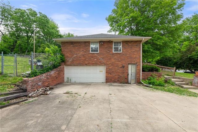 6820 Wildwood Drive, Raytown, MO 64133