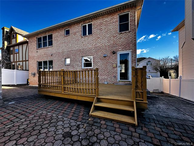 26 Fairway Lane, Staten Island, NY 10301