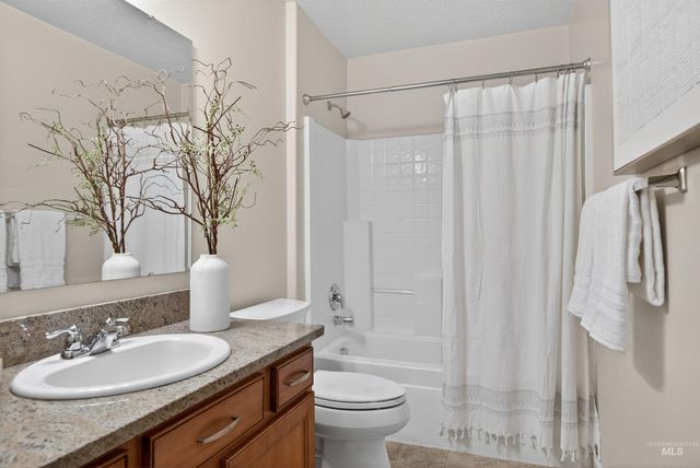 6914 E Greens Drive, Nampa, ID 83687