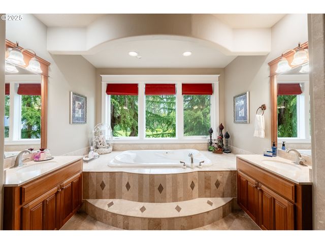 16955 S CLACKAMAS RIVER Dr, Oregon City, OR 97045