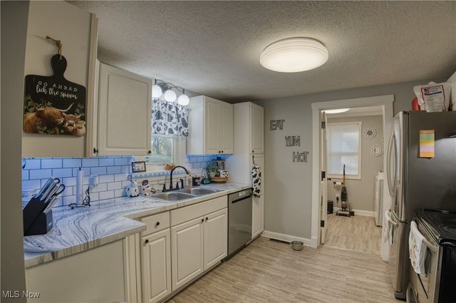 4060 Hambleton Avenue NE, Louisville, OH 44641