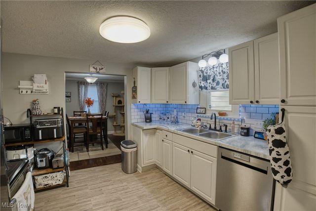 4060 Hambleton Avenue NE, Louisville, OH 44641