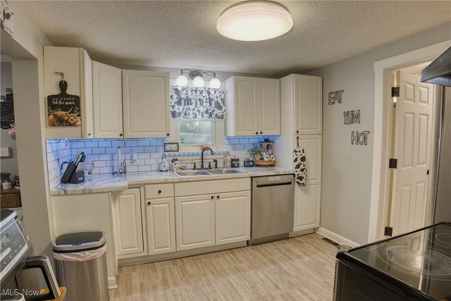 4060 Hambleton Avenue NE, Louisville, OH 44641