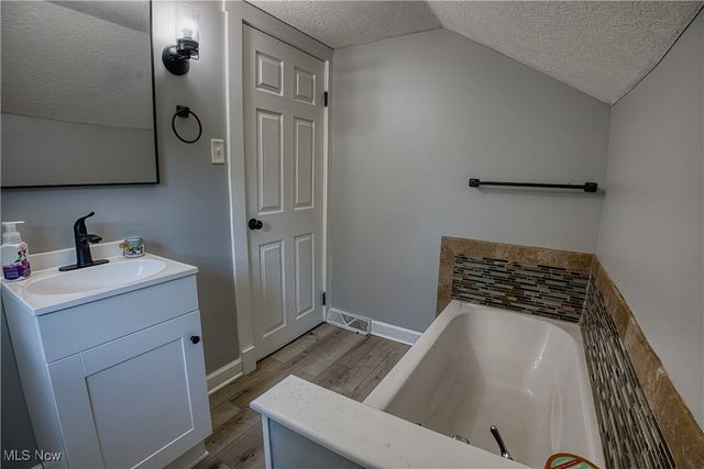 4060 Hambleton Avenue NE, Louisville, OH 44641