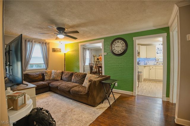 4060 Hambleton Avenue NE, Louisville, OH 44641