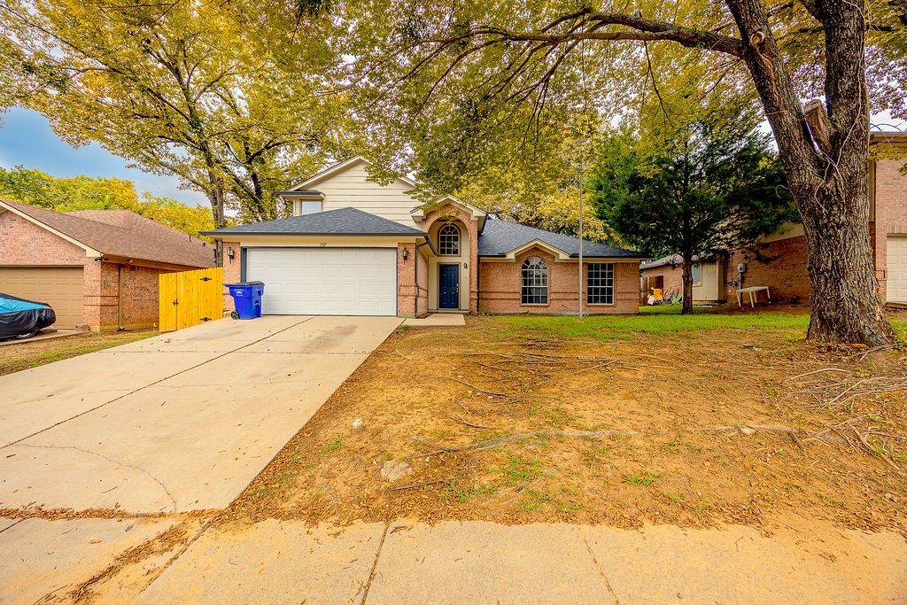 907 Yellowstone Drive, Mansfield, TX 76063