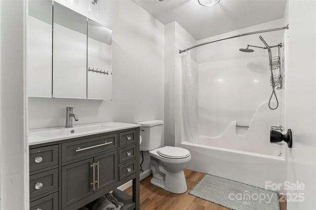 228 14th Avenue SE Apt B, Hickory, NC 28602