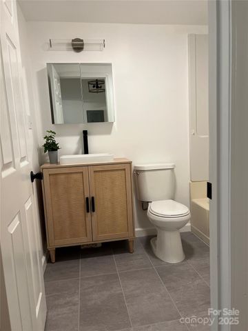 228 14th Avenue SE Apt B, Hickory, NC 28602
