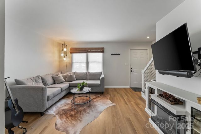 228 14th Avenue SE Apt B, Hickory, NC 28602