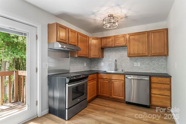 228 14th Avenue SE Apt B, Hickory, NC 28602