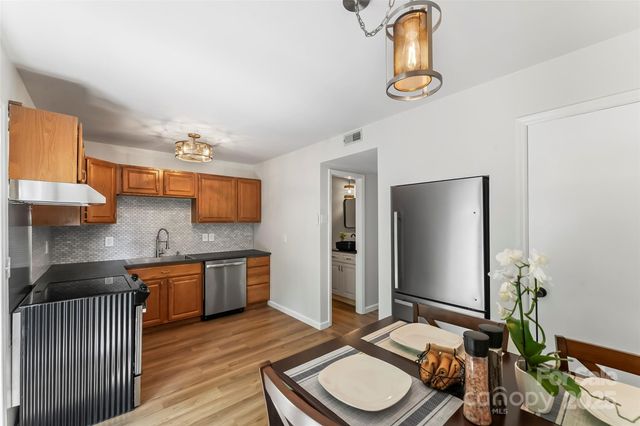 228 14th Avenue SE Apt B, Hickory, NC 28602