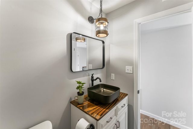 228 14th Avenue SE Apt B, Hickory, NC 28602