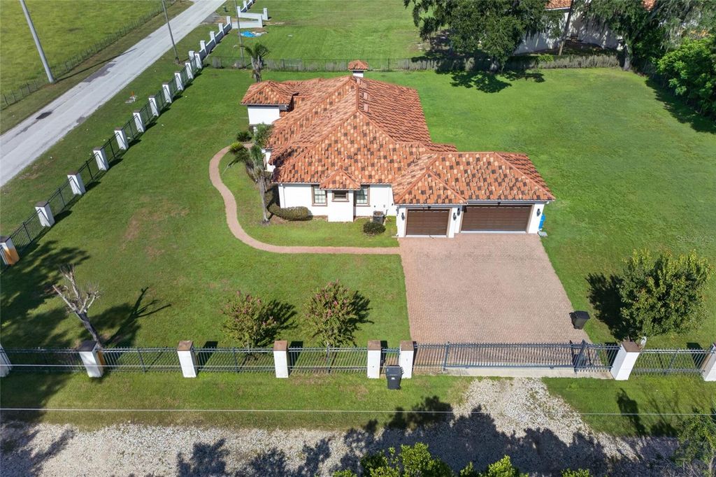 Image 5 of property listing at 301 PRUETT ROAD, Seffner, FL 33584