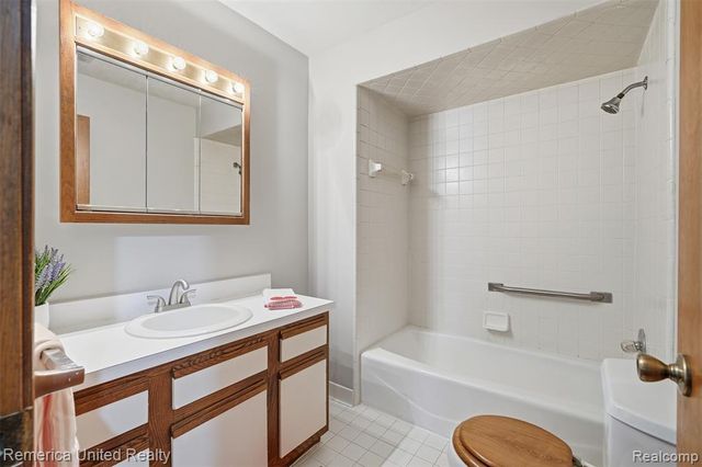 1571 Shoemaker Drive, Westland, MI 48185