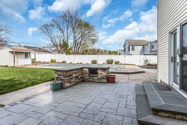 33 Primrose Lane, Kings Park, NY 11754