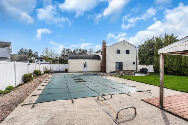 33 Primrose Lane, Kings Park, NY 11754