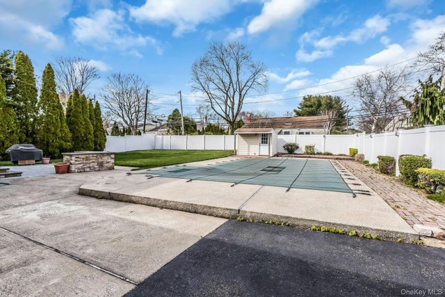 33 Primrose Lane, Kings Park, NY 11754