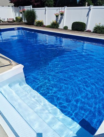 33 Primrose Lane, Kings Park, NY 11754