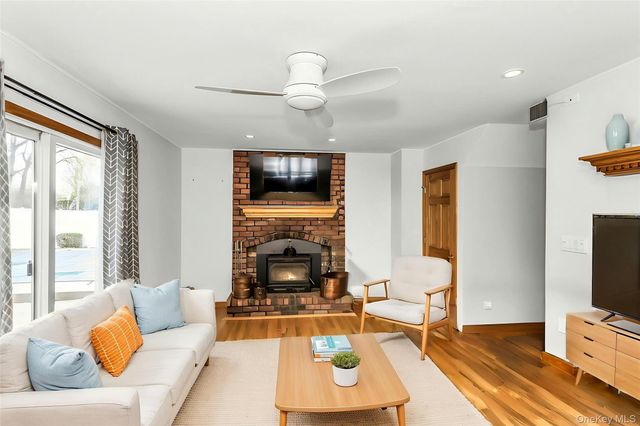 33 Primrose Lane, Kings Park, NY 11754