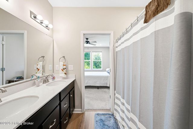 10049 Windcrest Farms Ln, Louisville, KY 40291