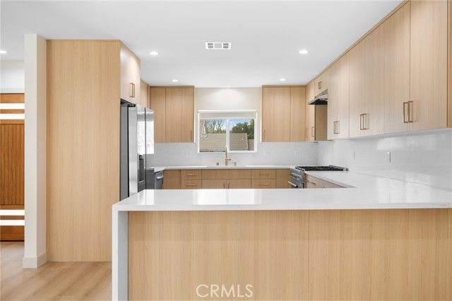 918 University, Burbank, CA 91504