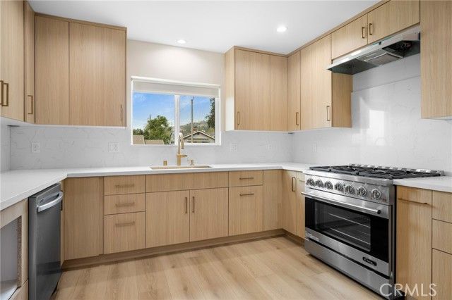 918 University, Burbank, CA 91504