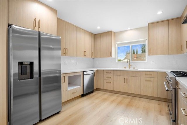 918 University, Burbank, CA 91504