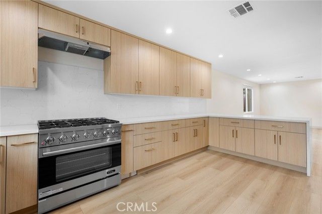 918 University, Burbank, CA 91504