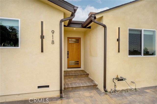 918 University, Burbank, CA 91504