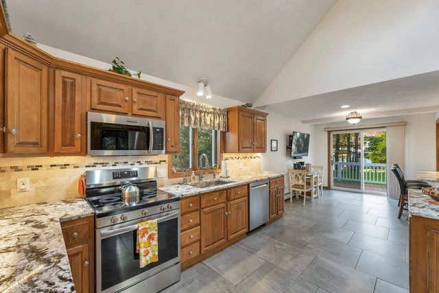 32 Lindsay Road, Hooksett, NH 03106
