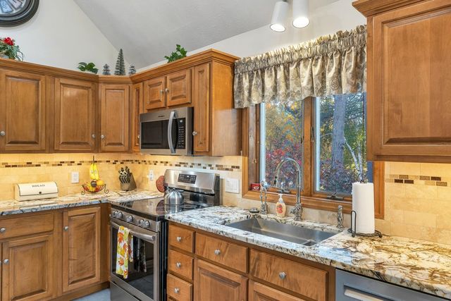 32 Lindsay Road, Hooksett, NH 03106