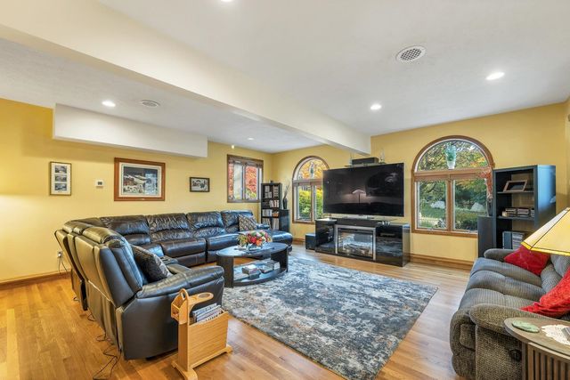 32 Lindsay Road, Hooksett, NH 03106