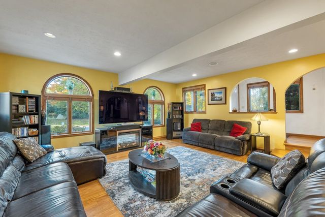 32 Lindsay Road, Hooksett, NH 03106