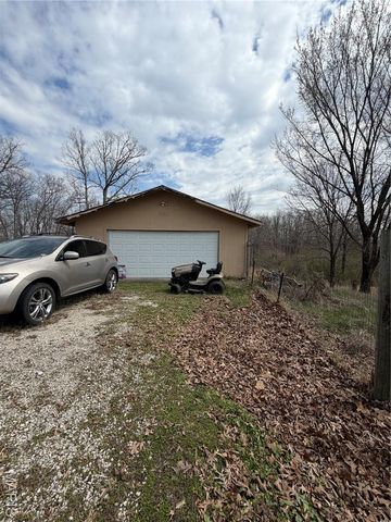 82 County Road 4681, Poplar Bluff, MO 63901