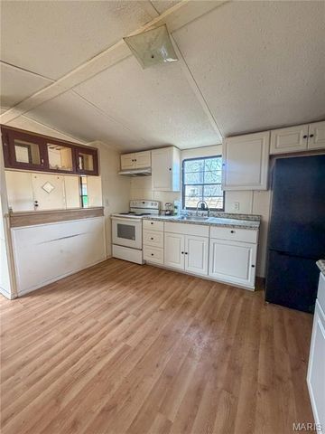 82 County Road 4681, Poplar Bluff, MO 63901