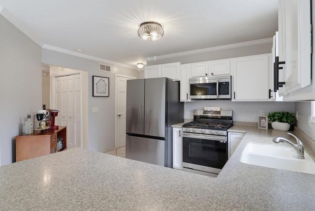 10348 S Robin LANE, Oak Creek, WI 53154