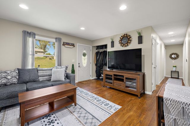 502 E Oak Street, Lake In The Hills, IL 60156