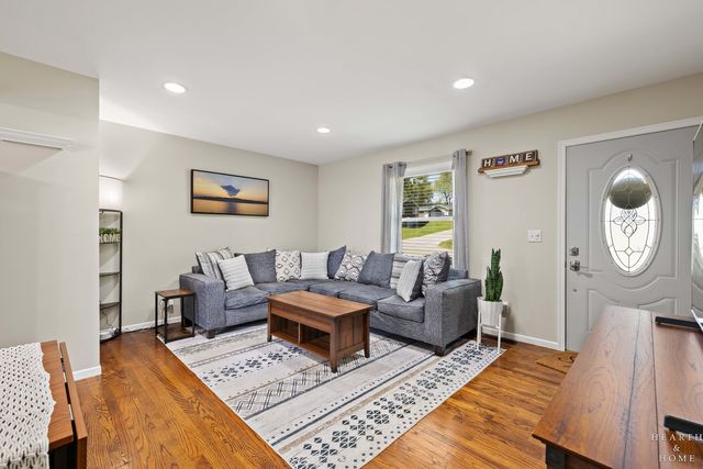 502 E Oak Street, Lake In The Hills, IL 60156