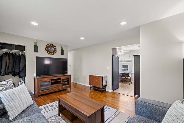 502 E Oak Street, Lake In The Hills, IL 60156