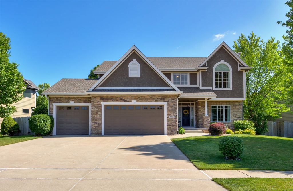 15915 Ridgemont Drive, Urbandale, IA 50323