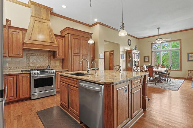 226 E Prairie Point Ct, Andover, KS 67002