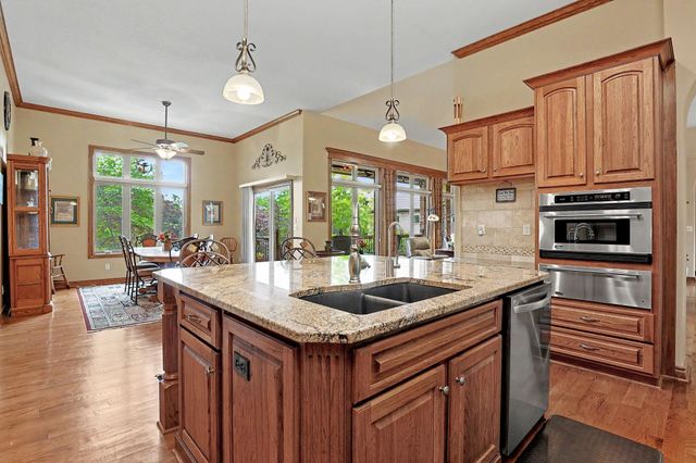 226 E Prairie Point Ct, Andover, KS 67002