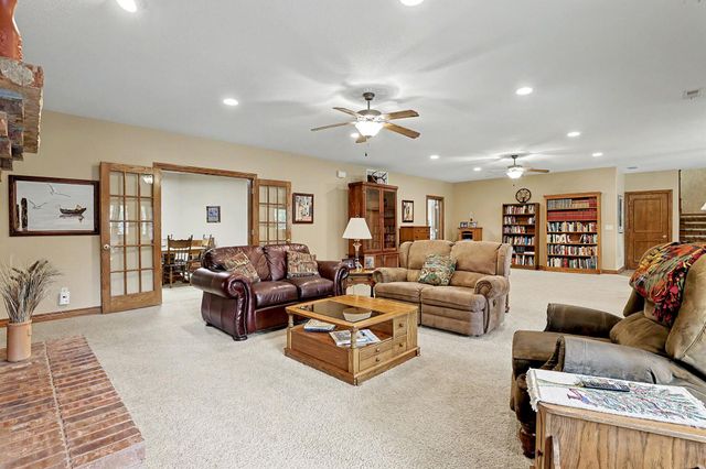 226 E Prairie Point Ct, Andover, KS 67002