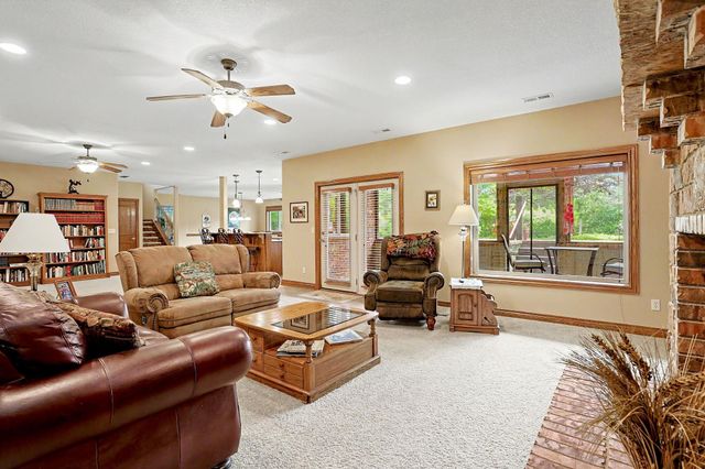 226 E Prairie Point Ct, Andover, KS 67002