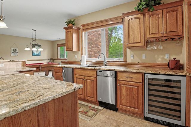 226 E Prairie Point Ct, Andover, KS 67002