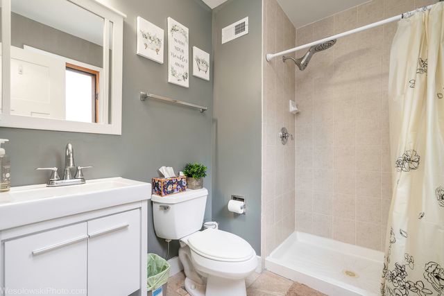 3525 N Pioneer Avenue, Chicago, IL 60634